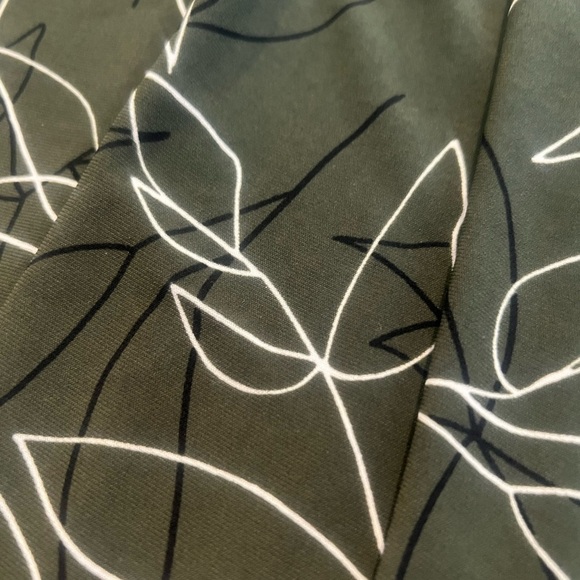 Roz & Ali Green with Black and White Leaf Pattern Flare Stretchy Skirt - Picture 6 of 11